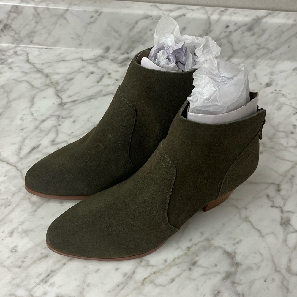 NWT Violet & Red Cupid Booties in Olive Green, Size 7.5.